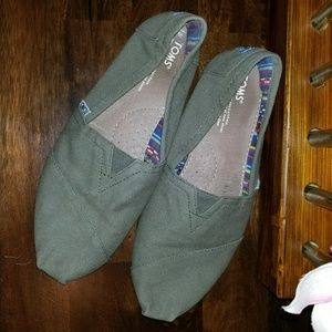 Toms olive green flats 9.5